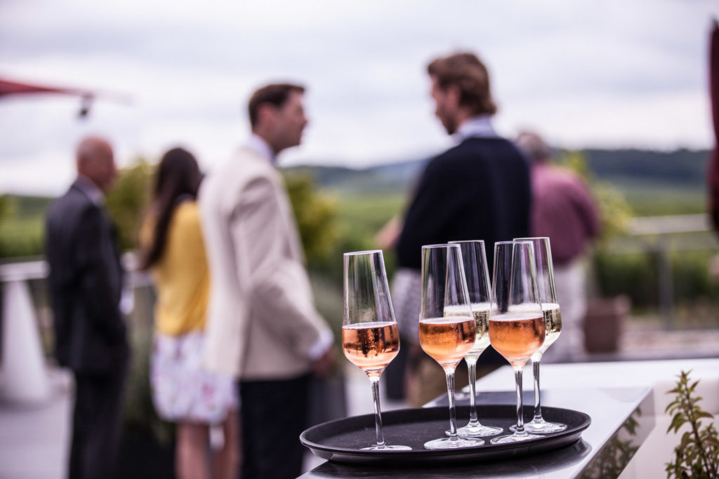 Hochzeitsreportage Freiburg Apero Sektglaeser draußen