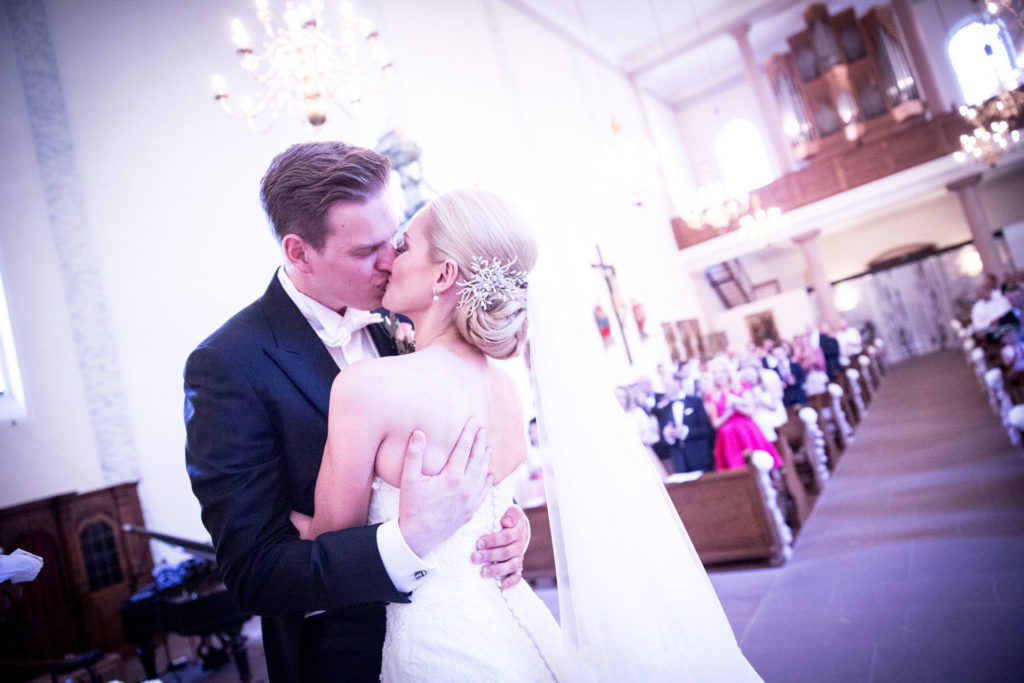 Hochzeitsfotograf Freiburg Umgebung Basel Brautpaar in der Kirche
