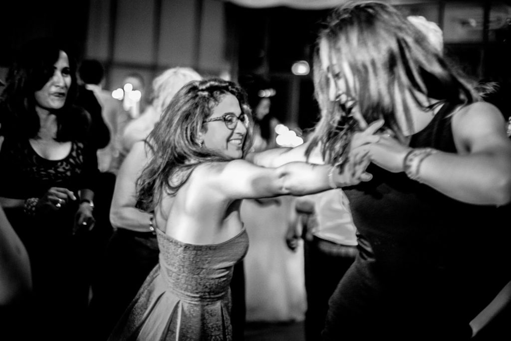 Hochzeitsreportage Freiburg Feier Gaeste tanzen