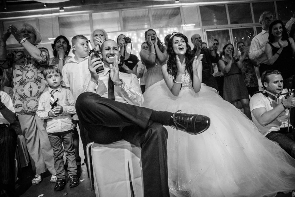 Hochzeitsreportage Freiburg Brautpaar klatscht