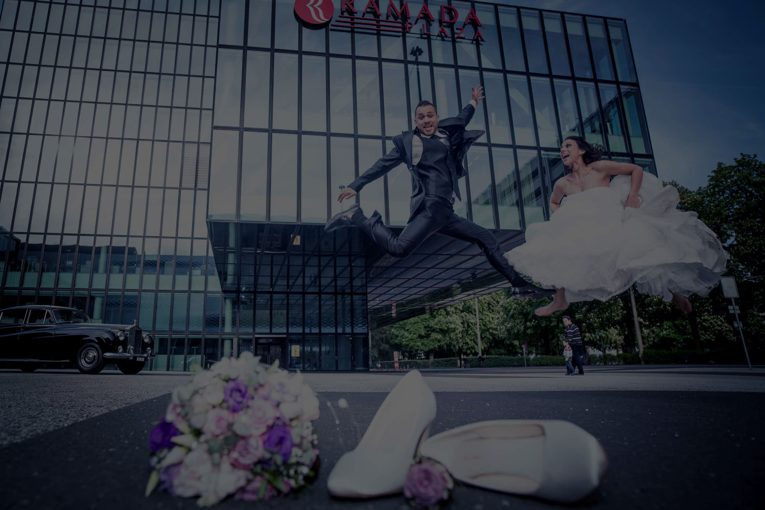 Brautpaar Sprung ins Glueck Brautstrauss Brautschuhe Rolls Royce Basel Hochzeit