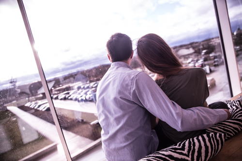 Engagement Shooting Freiburg Basel Vitra Brautpaar vor dem Fenster