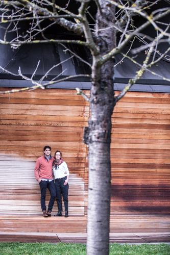 Engagement Shooting Freiburg Basel 1 Brautpaar draußen Baum in der Mitte