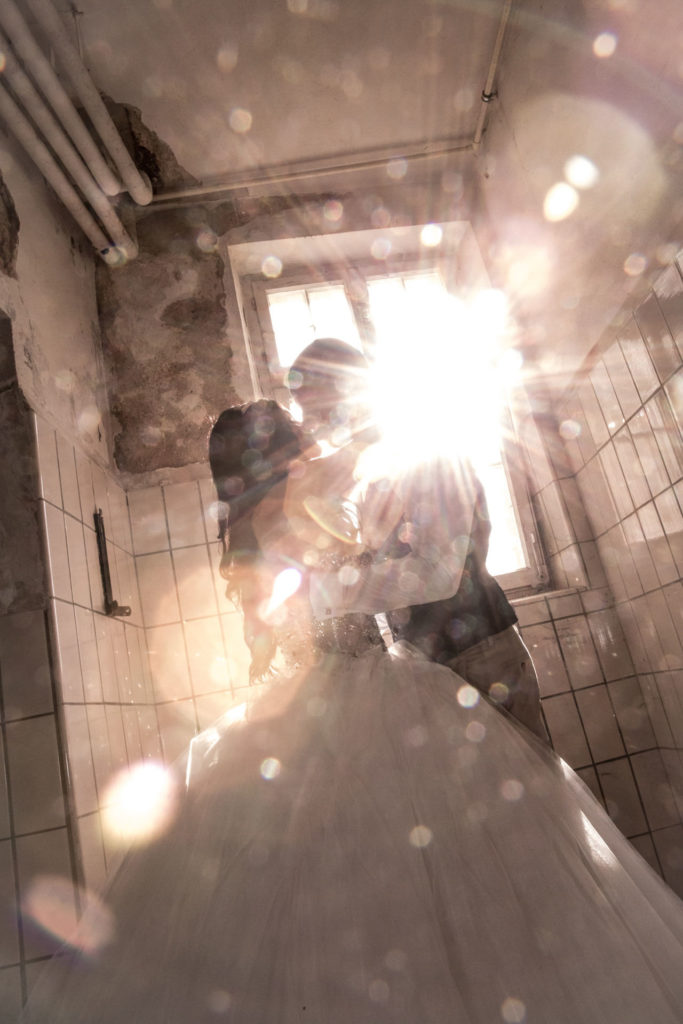 Hochzeitsreportage Freiburg Basel Hochzeitsportrait Brautpaar küsst im Sonnenlicht