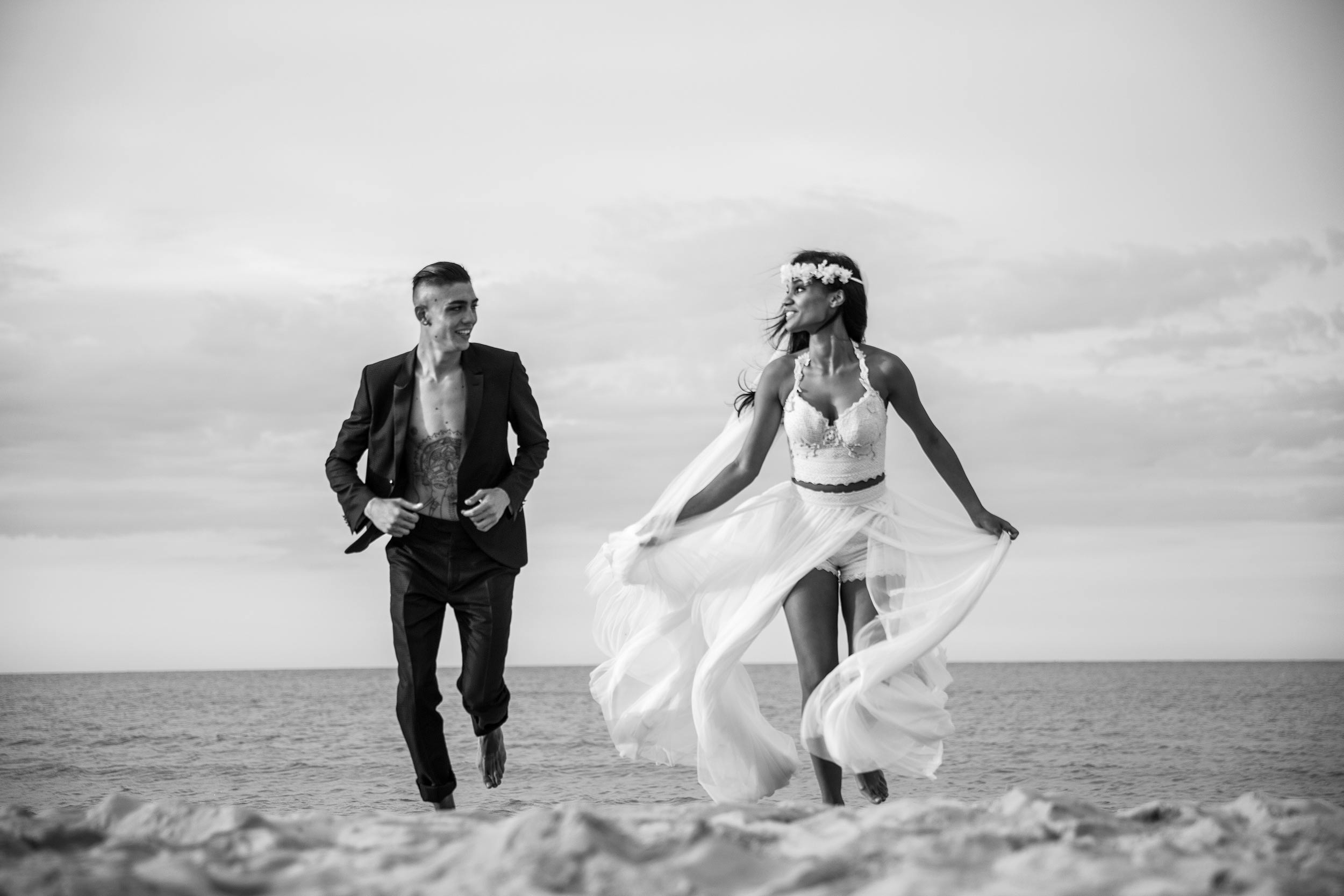 Brautpaar Strand Italien Lachen sand meer horizont schwarzweiss