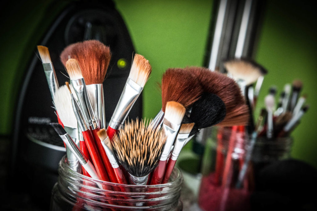 Hochzeitsreportage Freiburg Schminkepinsel vor dem Spiegel