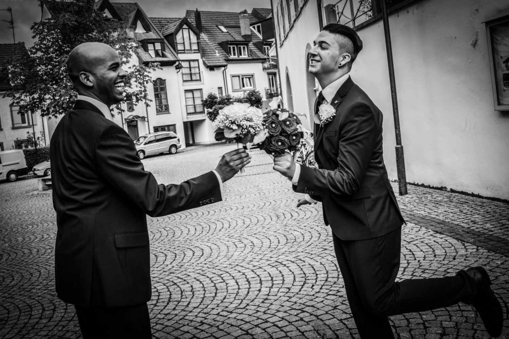 Hochzeitsreportage Freiburg Trauzeugen mit dem Blumenstrauß