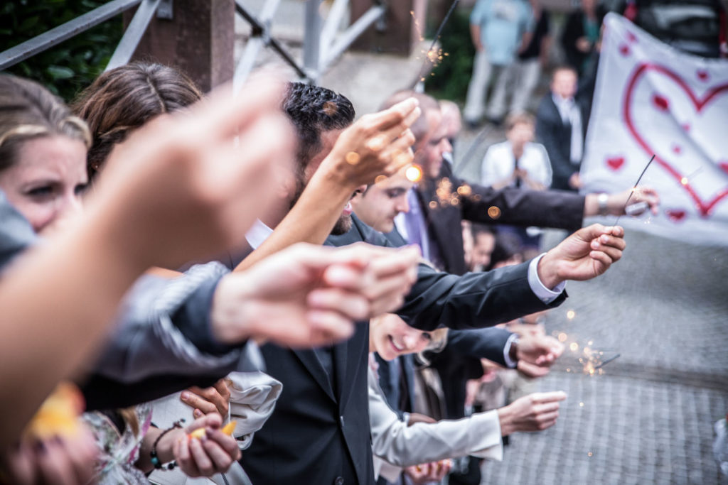 Hochzeitsreportage Freiburg Gaeste mit Lichtern