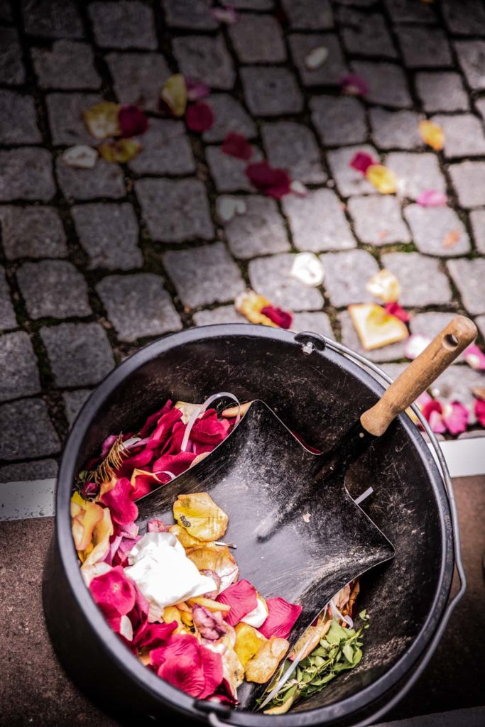 Hochzeitsreportage Freiburg Blumeneimer auf dem Boden