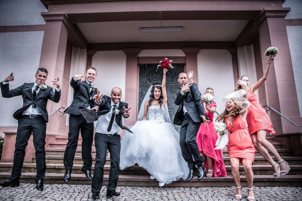 Hochzeitsreportage Freiburg Brautpaar Trauzeuge springen vor dem Standesamt