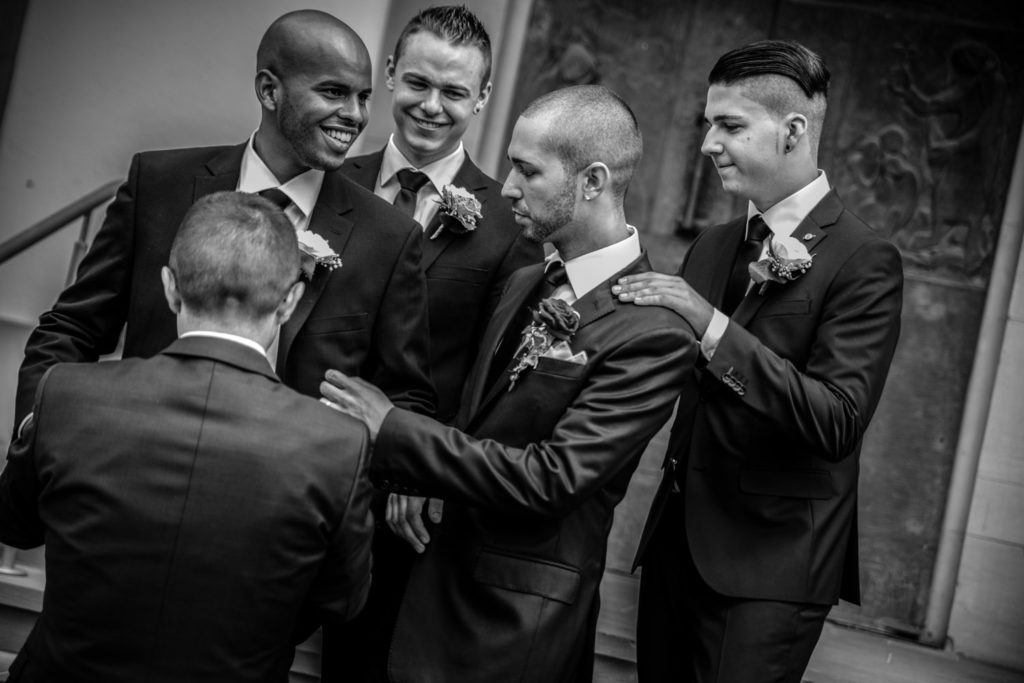 Hochzeitsreportage Freiburg Braetigam Trauzeuge laecheln