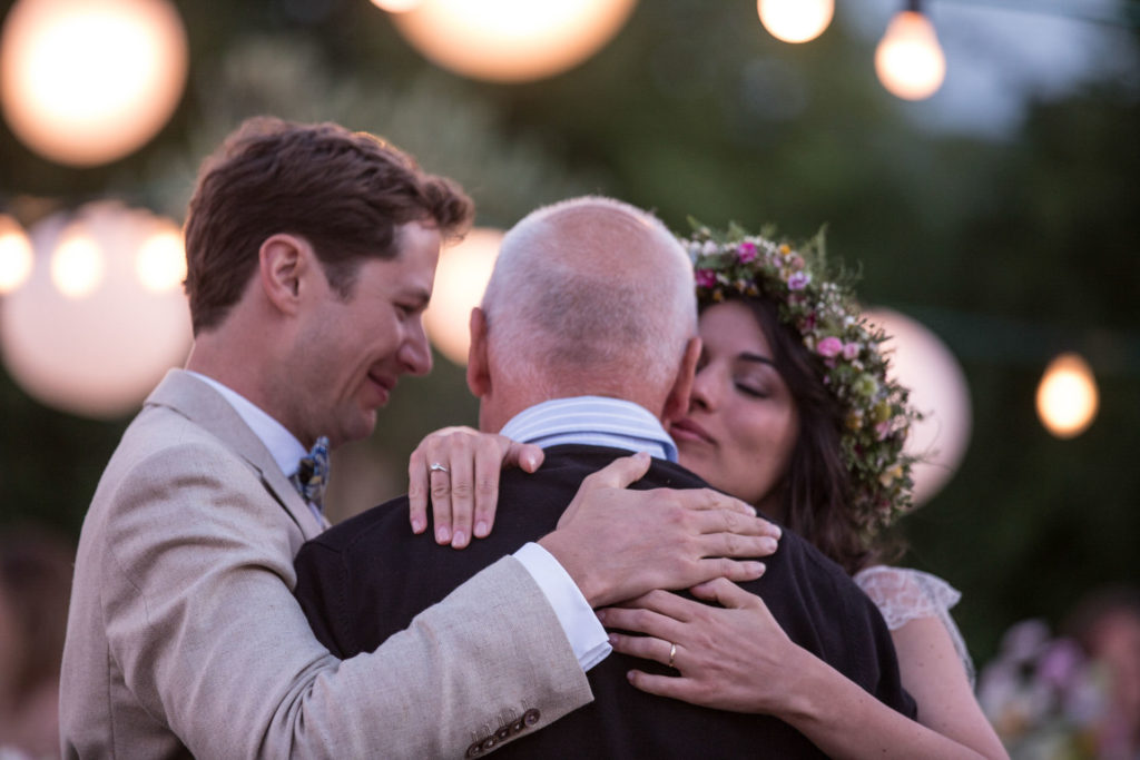 Hochzeitsreportage Freiburg Burkheim Braut küsst ihren Vater