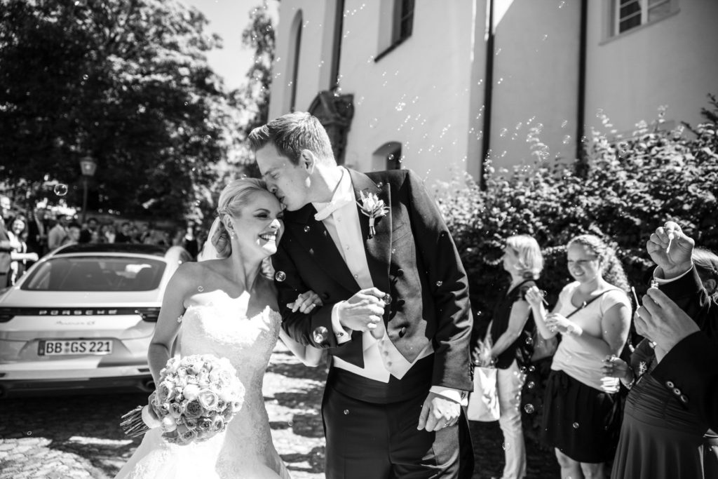 hochzeitsfotograf_freiburg_basel_hochzeitsreportage_hochzeitsvideo_zuerich_hochzeitsfotografie_brautpaar_vor_der_kirche