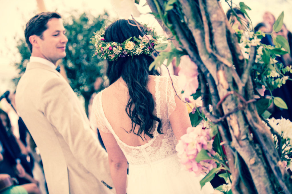 Hochzeitsreportage Freiburg Braetigam und Braut draußen von hinten