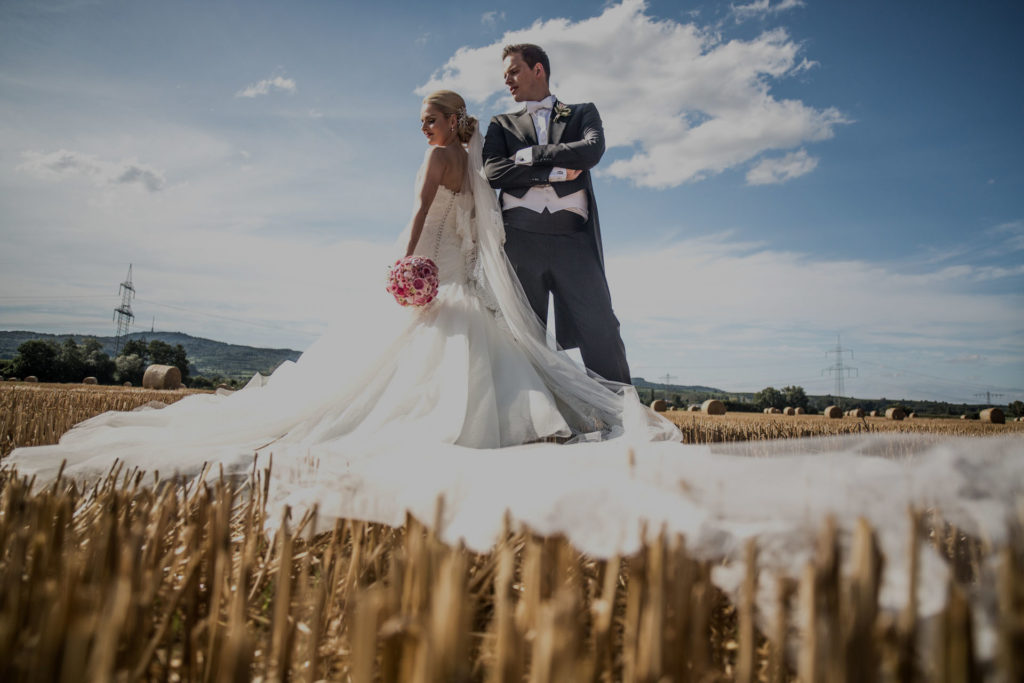 Braut Braeutigam goldenes Feld Hochzeit