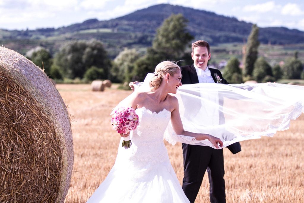 Hochzeitsfotograf_Freiburg_Umgebung_Brautpaar_Feld_Schleier