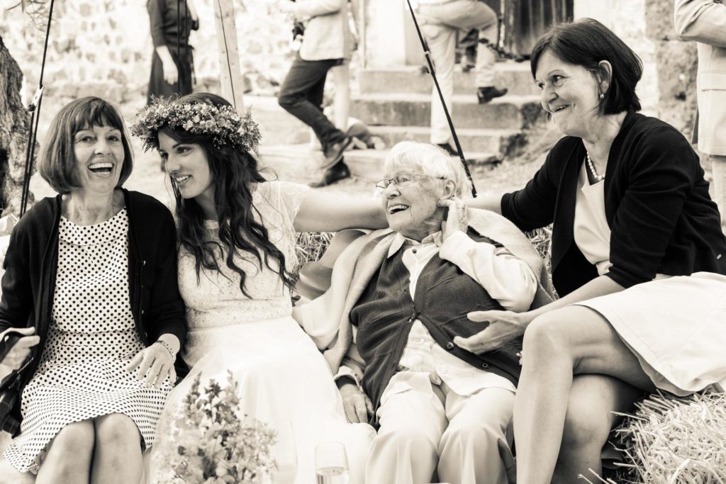 Hochzeitsreportage Freiburg burkheim Braut mit der Oma auf dem Sofa