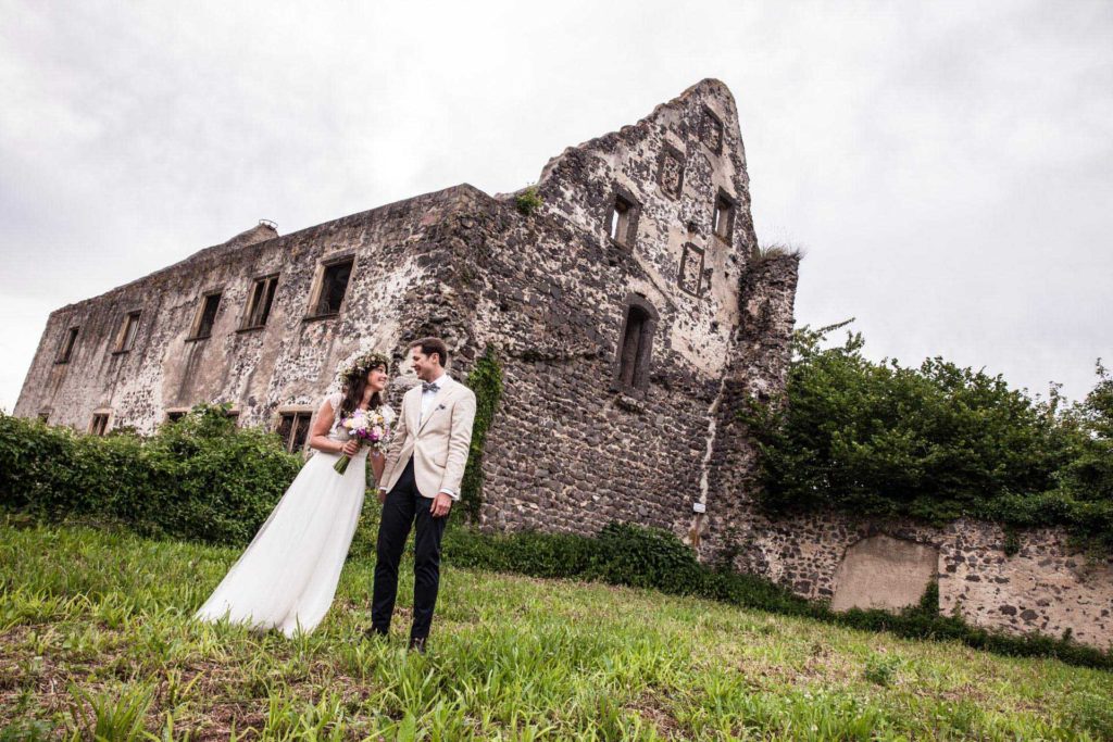 Hochzeitsreportage Freiburg Schloss Burkheim Brautpaar auf der Wiese