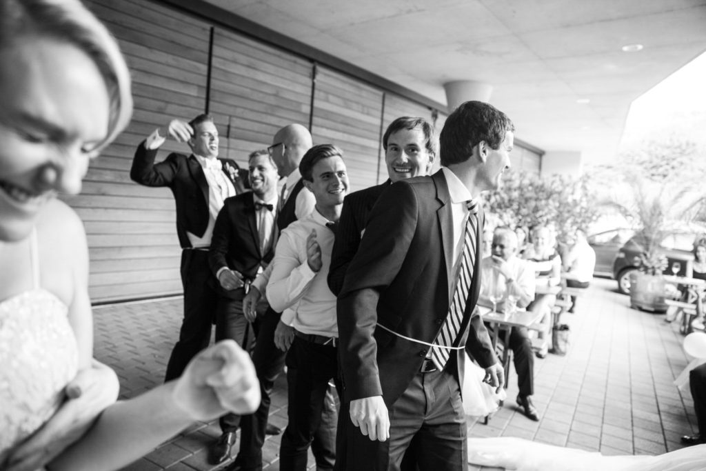 Hochzeitsfotograf_Freiburg_Umgebung_Brautpaar_Hochzeitsfeier mit Gaesten_hochzeitsfotograf