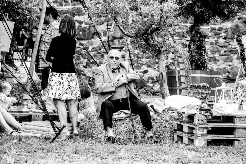 Hochzeitsreportage Freiburg Burkheim Gast mit dem Gehstock