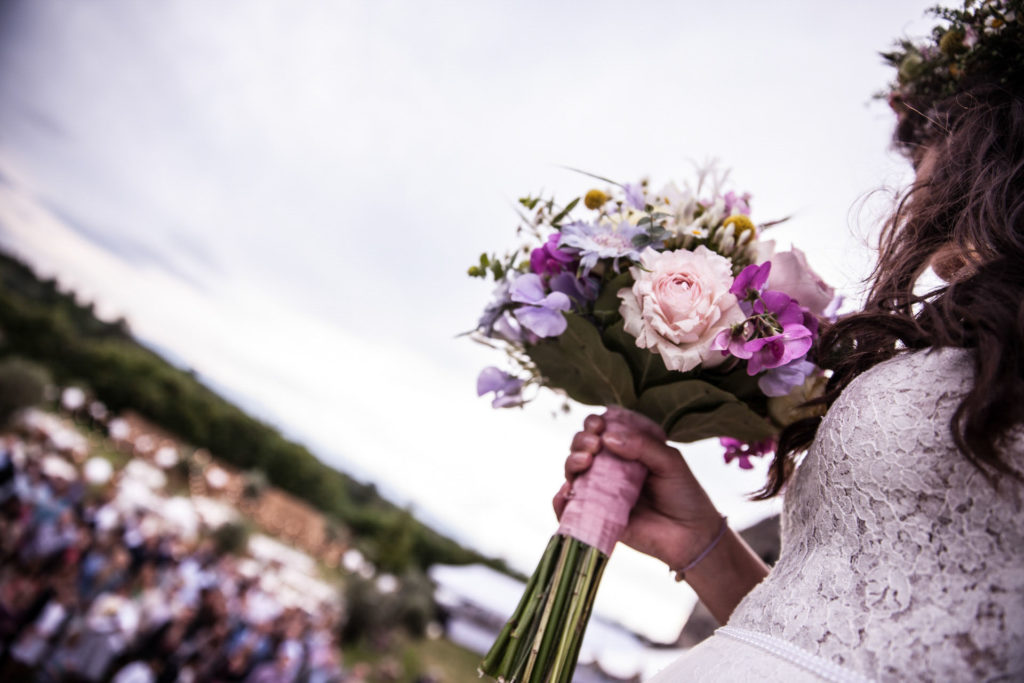 Hochzeitsreportage Freiburg Braut haelt den Brautstrauß