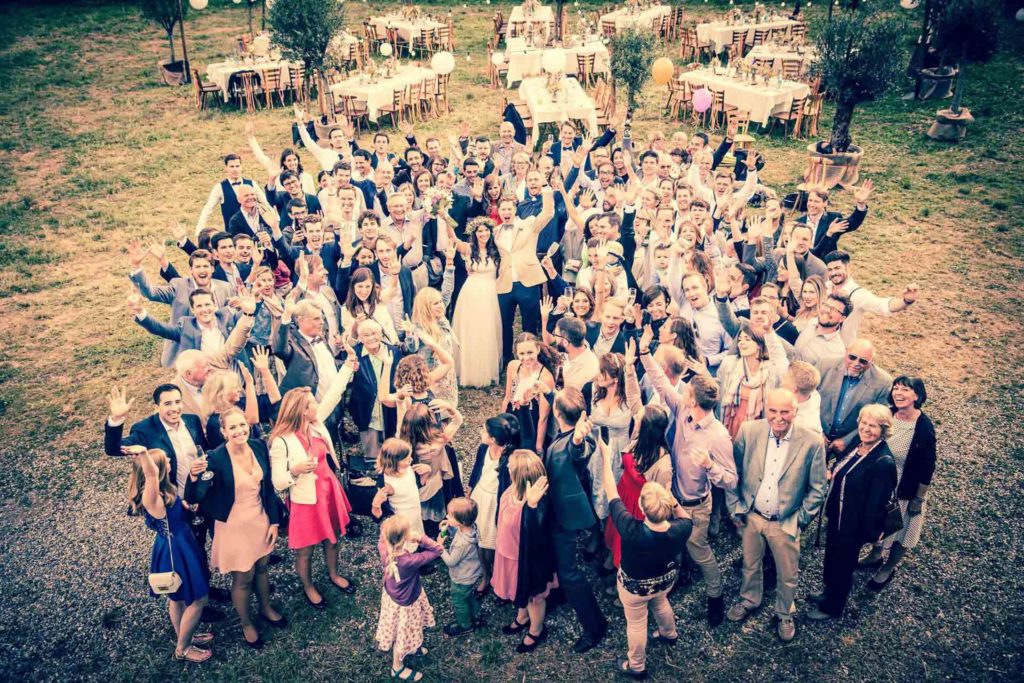 Hochzeitsreportage Freiburg Burkheim Brautpaar Gaeste von oben