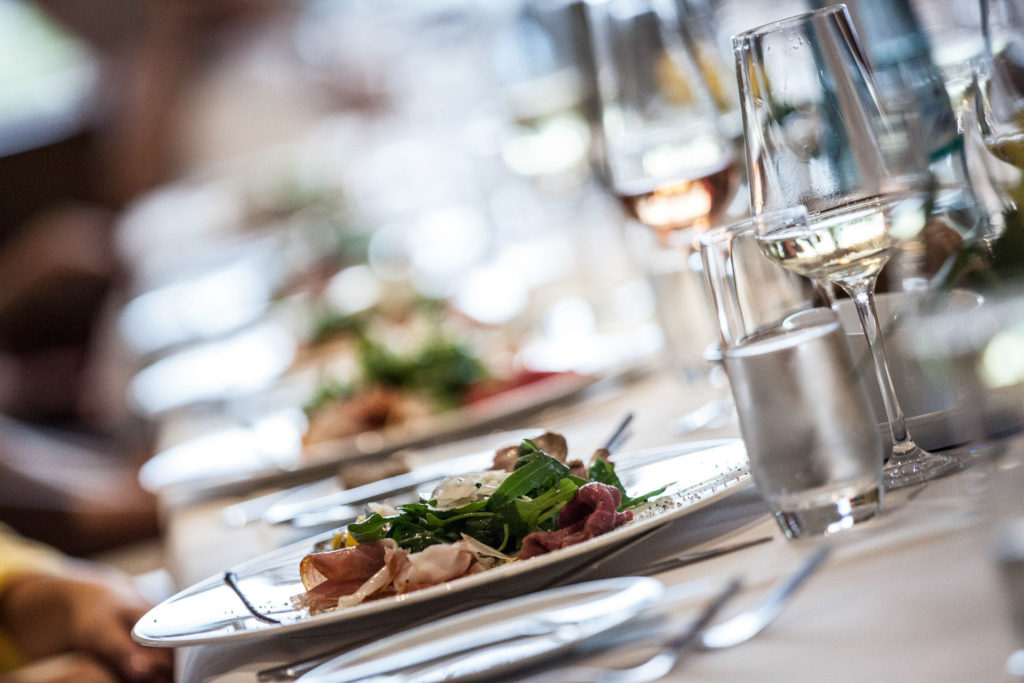 Hochzeitsreportage Freiburg Kaiserstuhl Abendessen Teller Glaeser