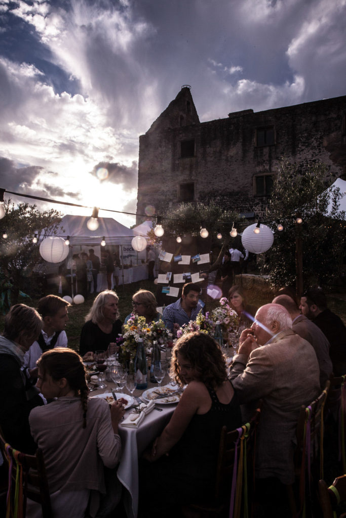 Hochzeitsreportage Freiburg Kaiserstuhl Burkheim von draußen im Sonnenlicht