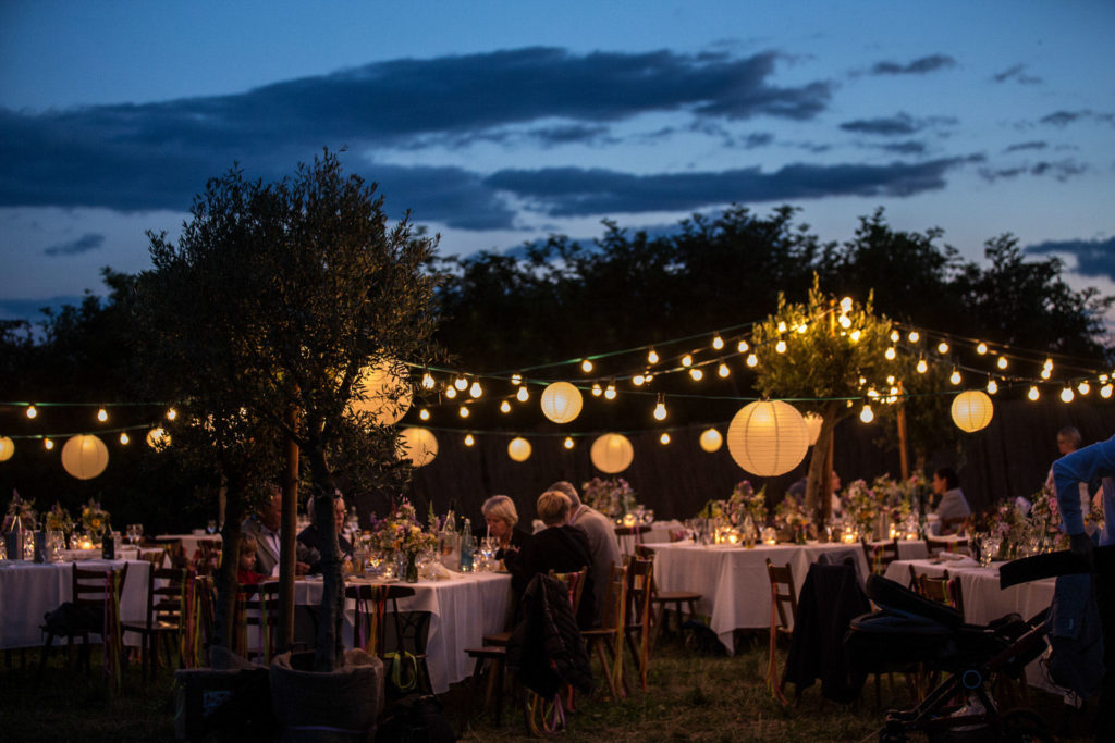 Hochzeitsreportage Freiburg Schloss Burkheim abends Lichter