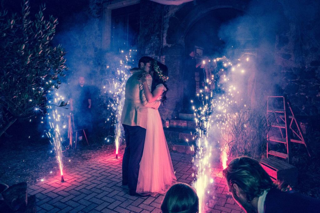 Hochzeitsreportage_Freiburg_Basel_Feier Brautpaar Feuerwerk Kuss