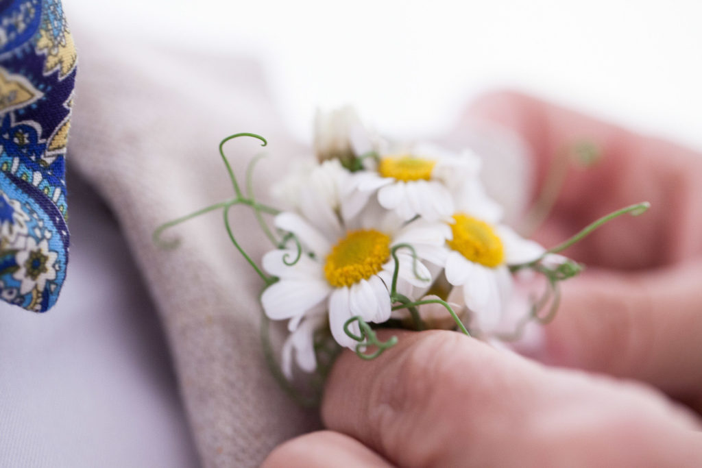 Hochzeitsreportage Freiburg Zuerich Brautigam Ansteckblumen