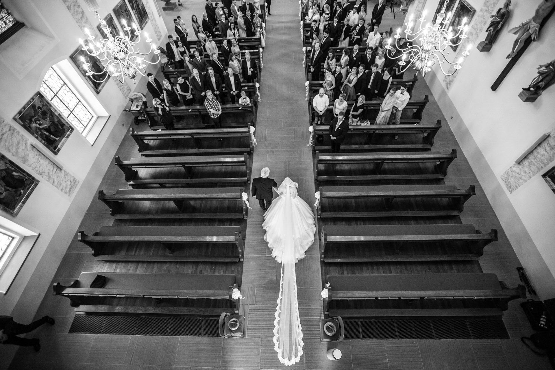 Hochzeitsfotograf Freiburg Umgebung Basel zuerich hochzeitsreportageKirche Braut und ihr Vater von oben