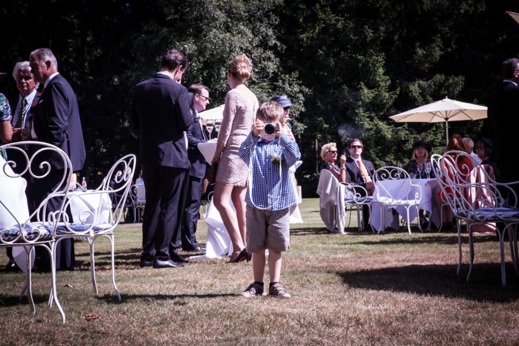 Hochzeitsreportage Freiburg Zuerich Apero Kind mit der Kamera