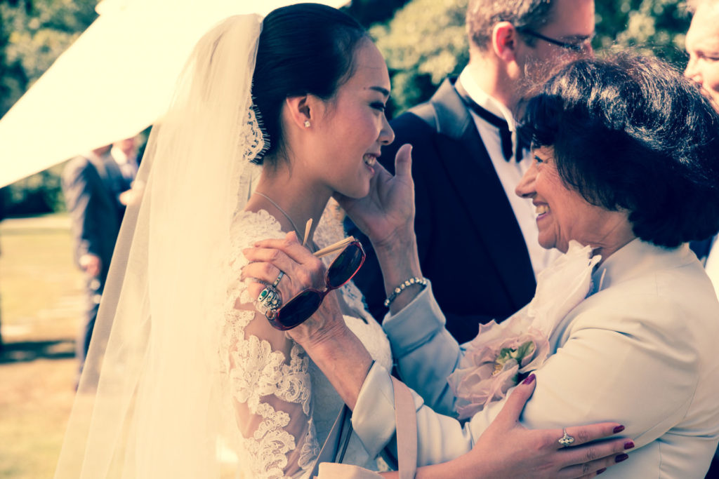 Hochzeitsreportage Freiburg Apero Braut umarmt ihre Mutter