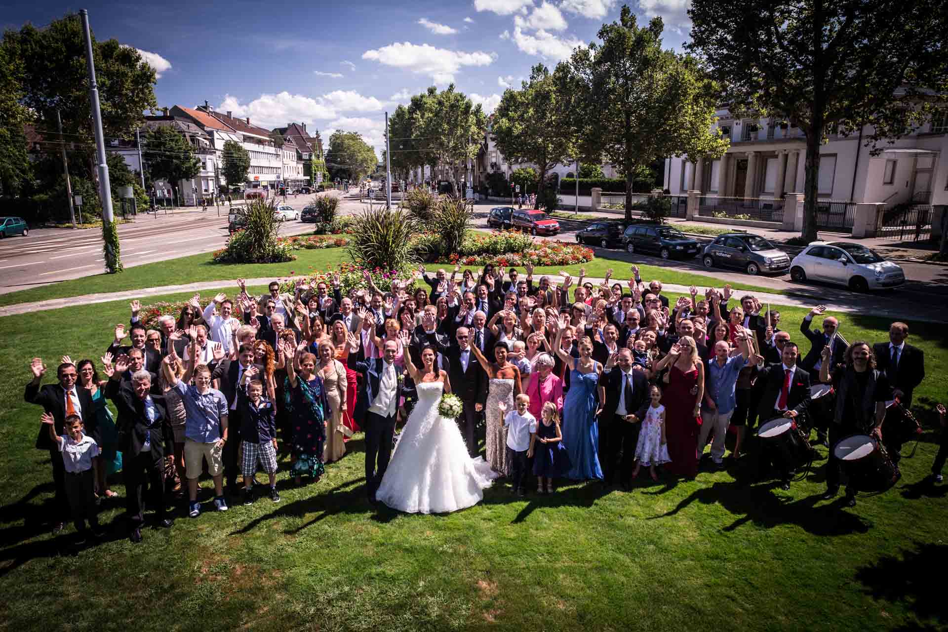 Hochzeitsfotograf Basel Brautpaar und Brautgäste auf der Wiese