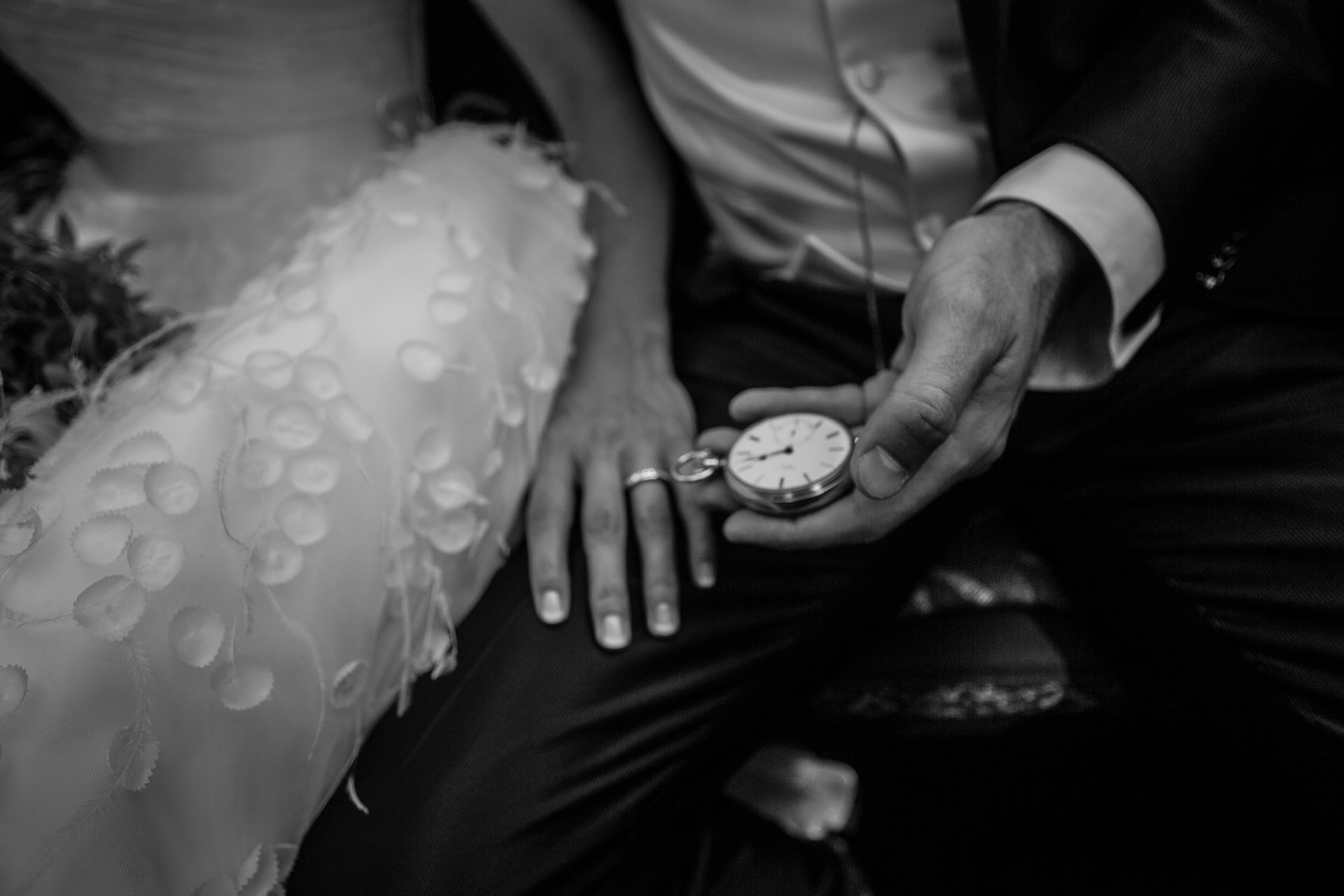 Hochzeitsfotograf Basel Bräutigam hält die Uhr