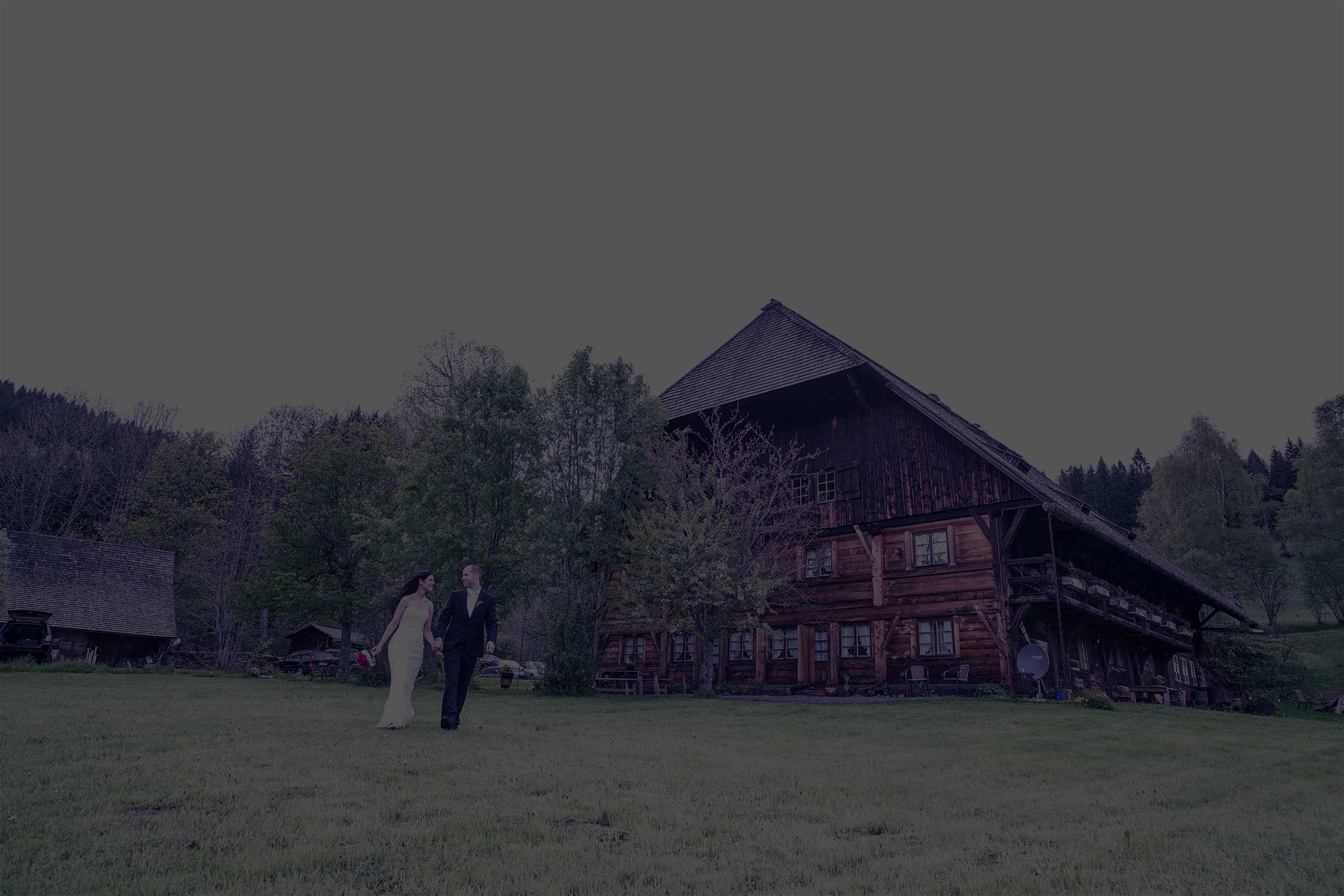 Hochschwarzwald altes Schwarzwald Haus Brautpaar Wiese