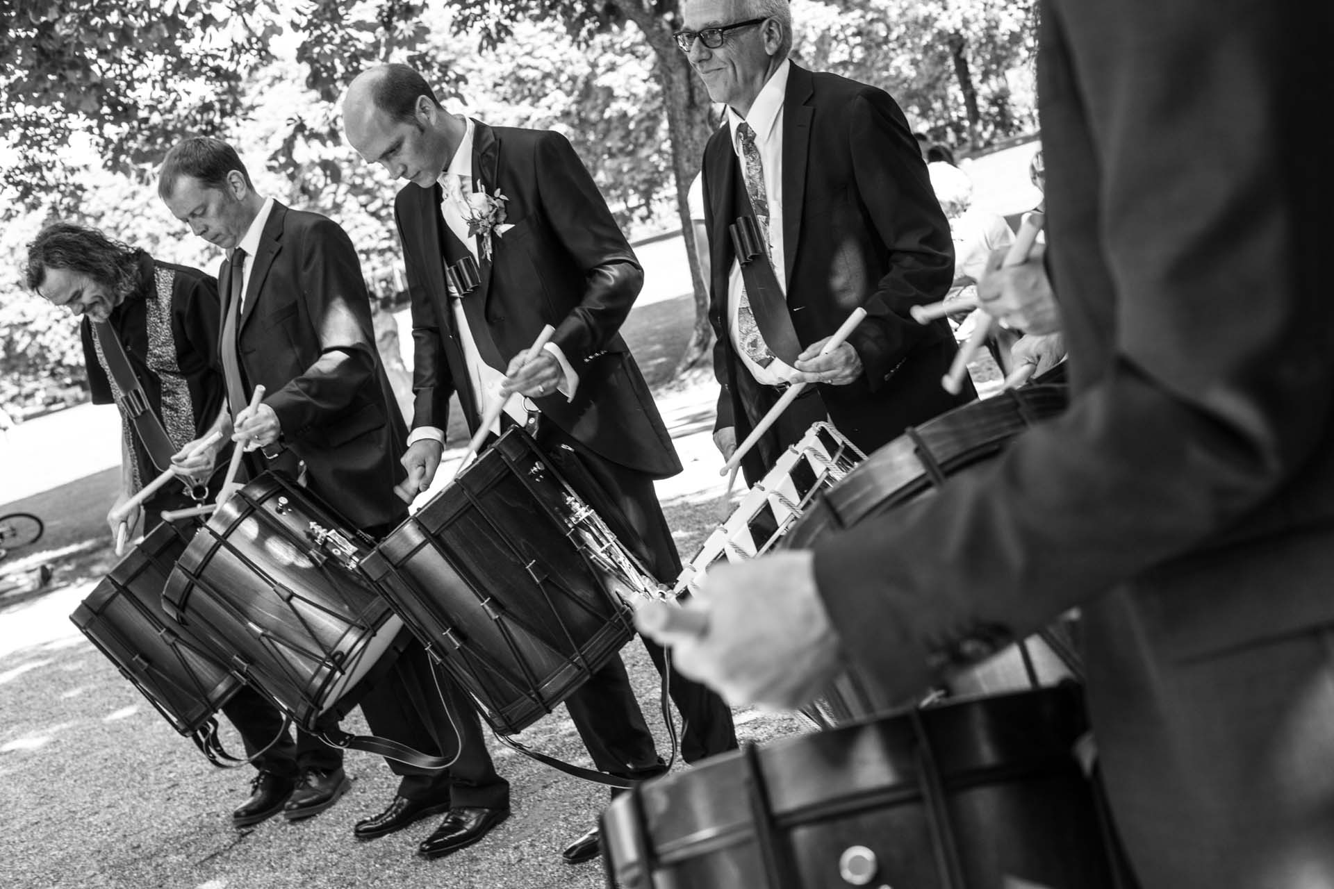 Hochzeitsfotograf Basel Bräutigam spielt Trommel