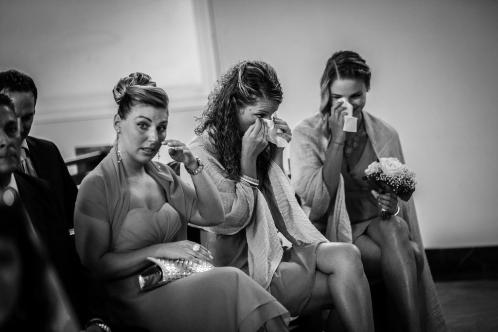 Hochzeitsreportage Freiburg Kirche Gaeste weinen