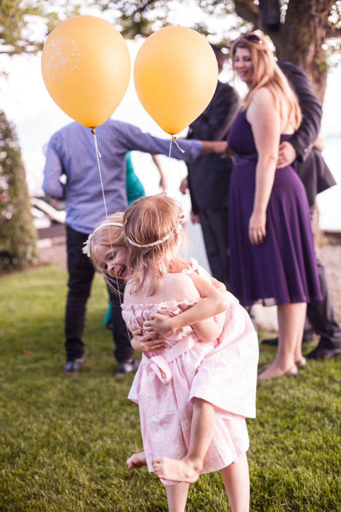 Hochzeitsreportage Freiburg Zuerich kleine Maedchen umarmen sich