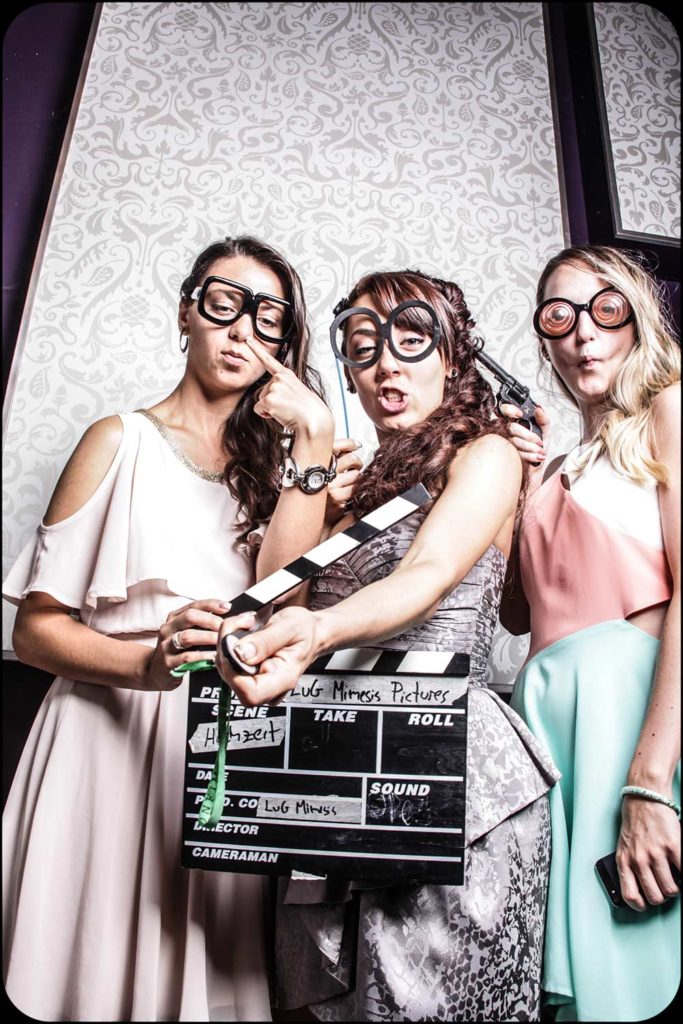Fotobox Spaß Gaeste Filmklappe Hochzeit 3 Frauen witzige Brillen