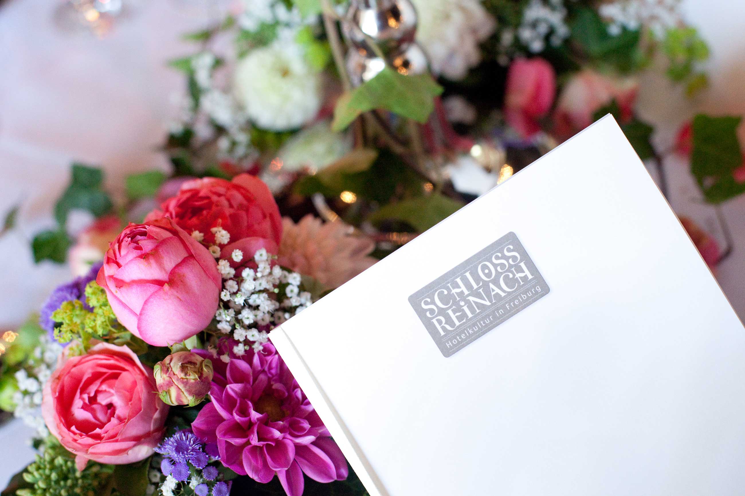 Hochzeitsreportage_Freiburg_Basel_Abendessen_Schloss_Reinach_Menue und Blumen