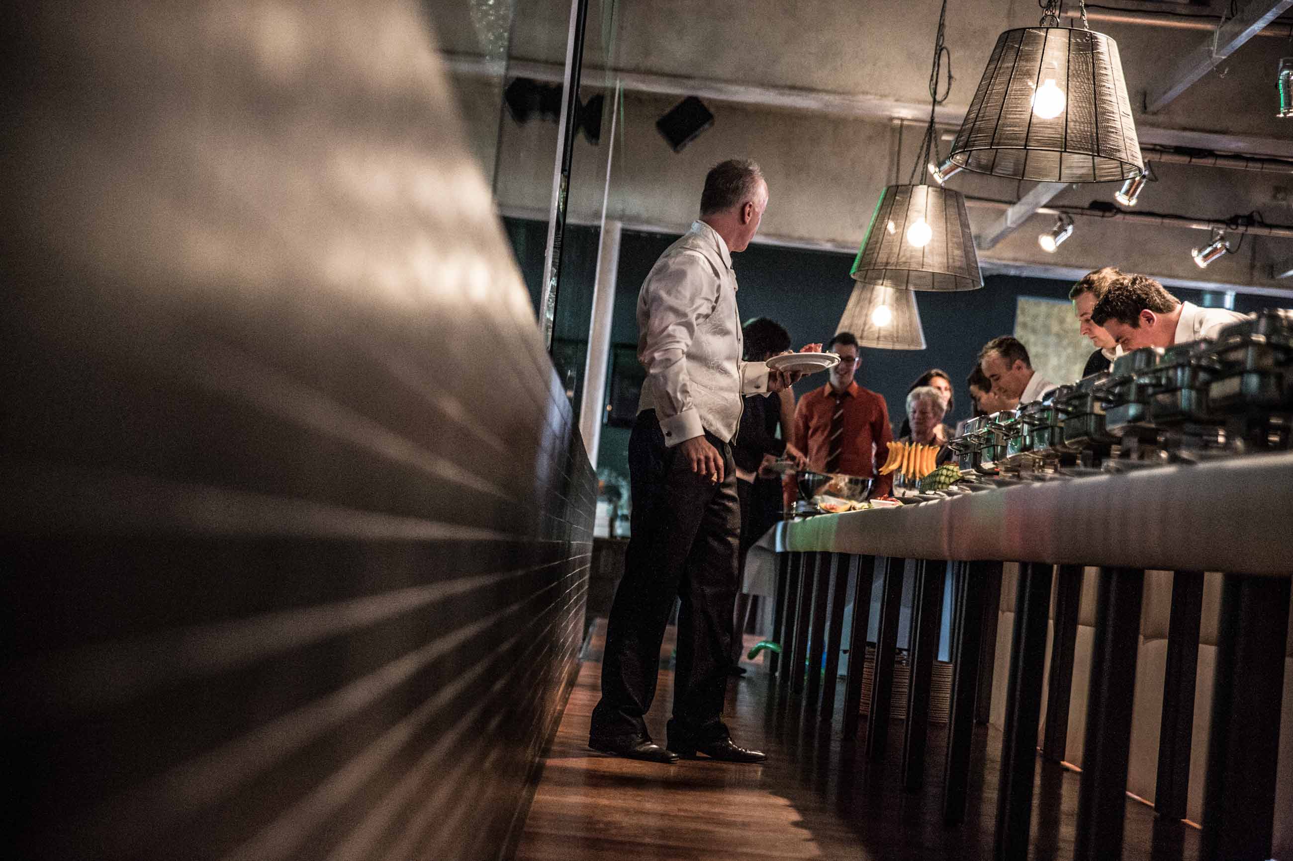 Hochzeitsreportage_Freiburg_Basel_ Abendessen am Buffet