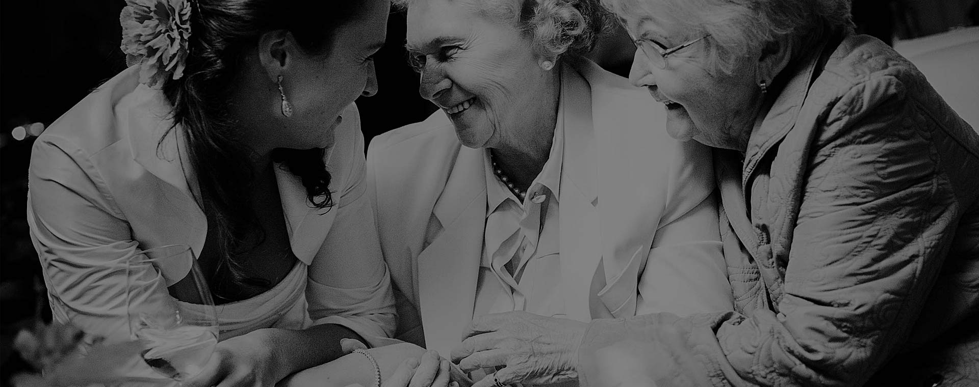 Braut Oma Lachen Haende Beruehren laecheln Freude sitzen haende halten