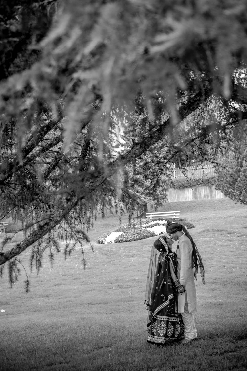 Hochzeitsfotograf_Freiburg_Basel_Hochzeitsportrait_1_Brautpaar Kuss unter den Baemen