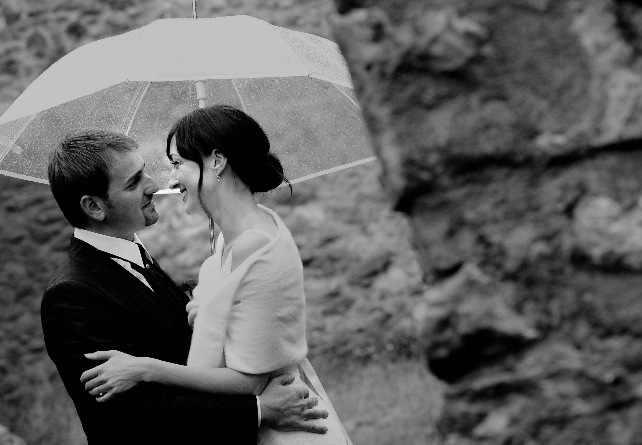Hochzeitsfilm Hochzeizsvideo Film Hochzeit Regenschirm Brautpaar verliebte Blicke Regen