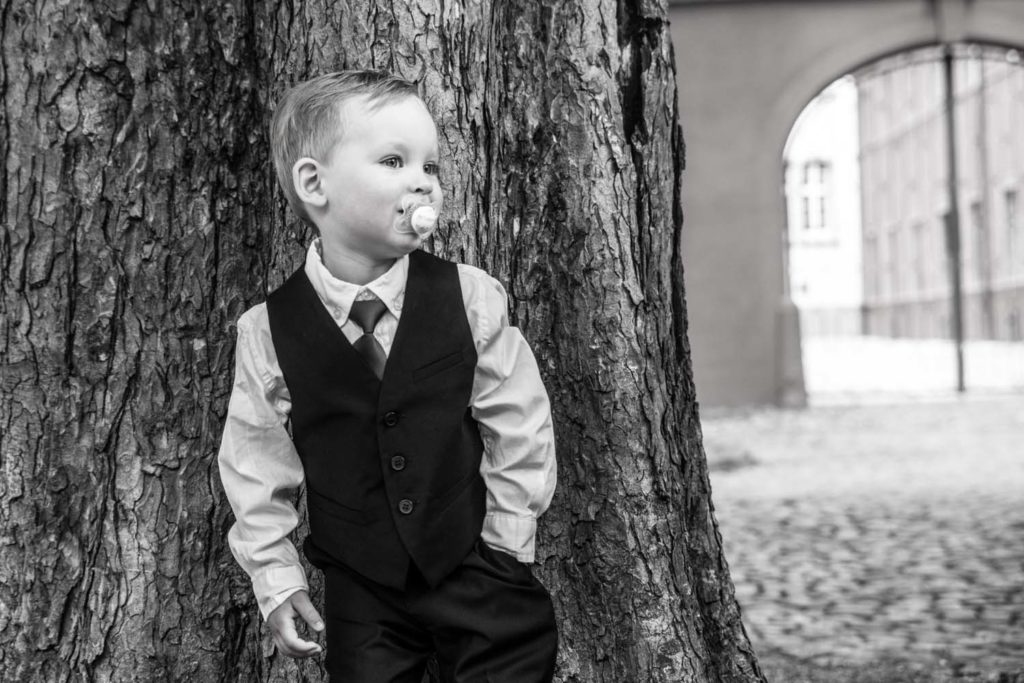 Hochzeitsreportage Freiburg Brautskind mit Schnuller