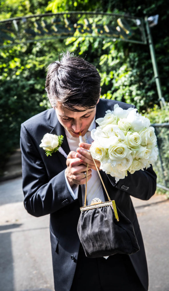 Hochzeitsreportage Freiburg Paarshooting Brautigam mit Zigarette