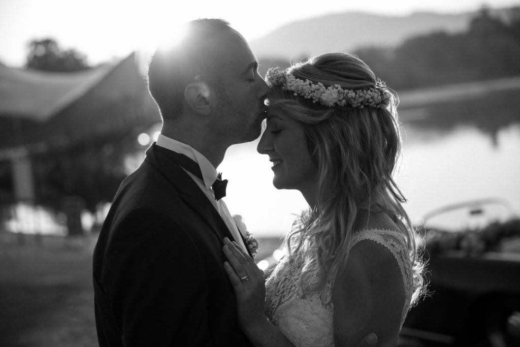 Hochzeitsfotograf_freiburg_basel_zuerich_portraitshooting_sonnenaufgang_braetigam_kuesst_braut_nah_seepark