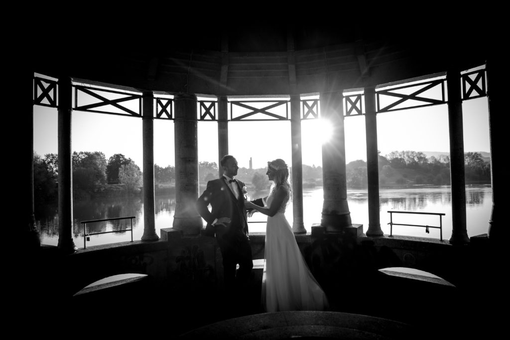 Hochzeitsfotograf_freiburg_basel_zuerich_portraitshooting_sonnenaufgang_brautigam_braut_sonnenschein_im_turm_seepark